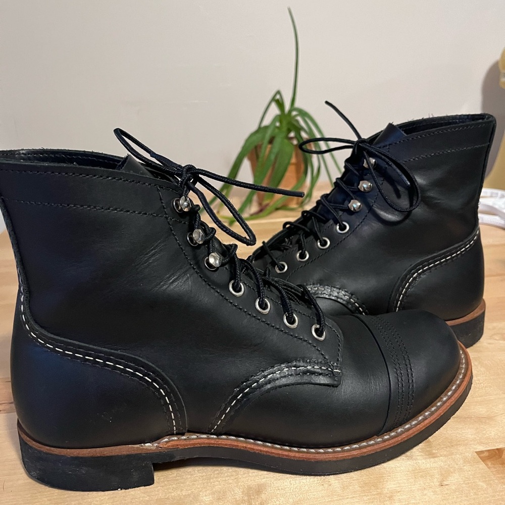 Red wing Iron Ranger 8084 size 7D Mens.

Black